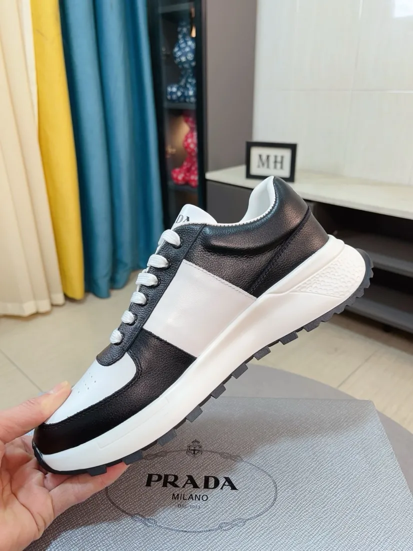 Men's shoes 💰440🌹🌹 [Prada] New men's shoes from the Milan show are released, new models from the official website: 1 production 🔺Original version, continuing the charm inheritance, innovation and tribute ⚫️Young and fashionable you must have 🎗movable feet without odor; imported suede cowhide with wear-resistant rubber soles; suitable for all seasons, fashionable and versatile. Code number:38-44